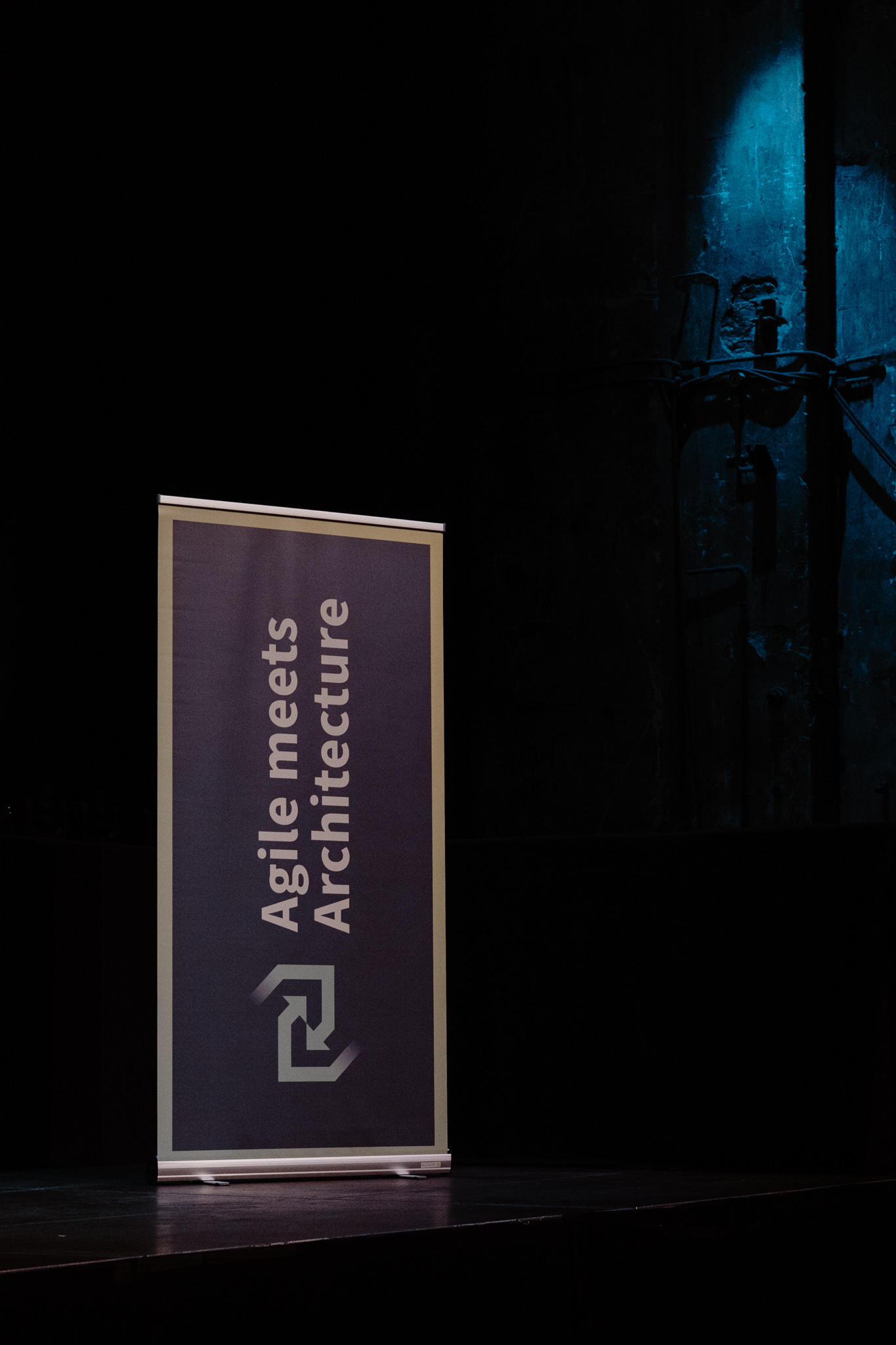 Agile meets Architecture banner on the dark stage